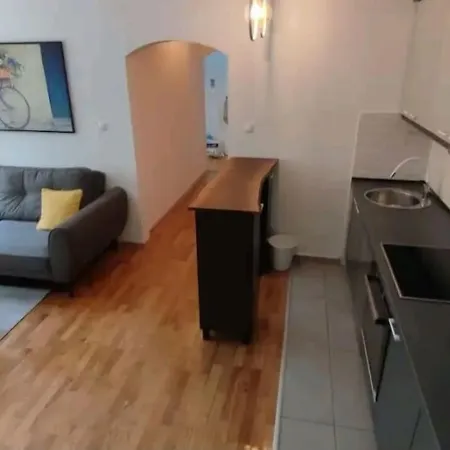 Central Triumph Arch Apartment *